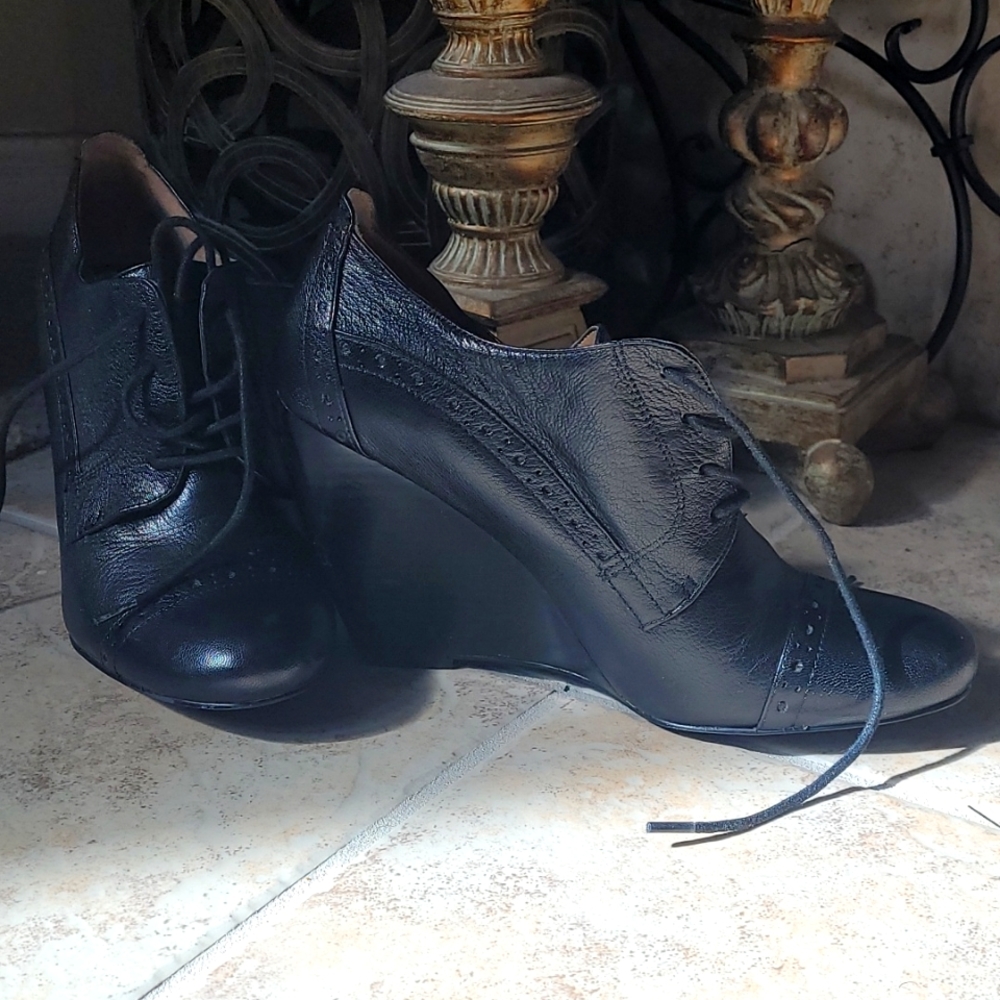 Nine West Clarityo Oxford lace up ankle wedge boot.